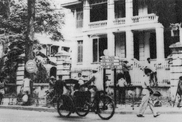 Một ngày trước khi Hội nghị Đông Dương ở Genève quyết định chấm dứt chiến tranh, quân lính Pháp kéo dây kẽm gai quanh các tòa nhà của họ ở Hà Nội