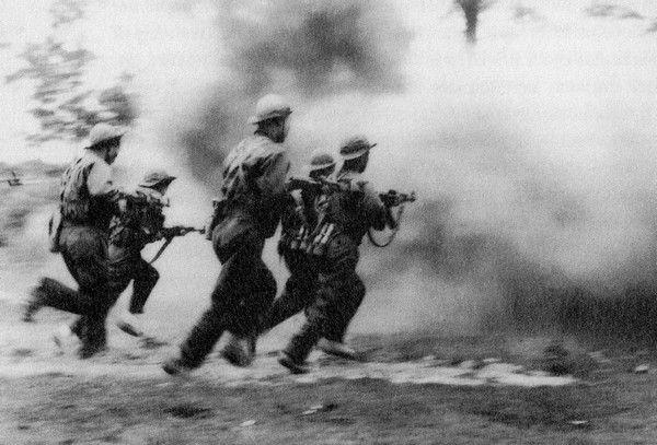 Lính Việt Cộng xung phong