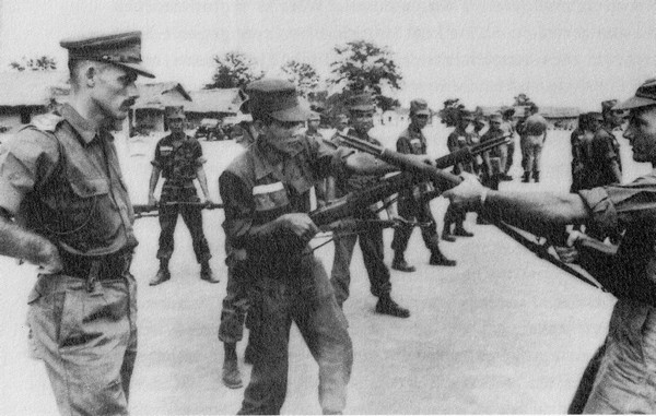Cuối 1963, ở Nam Việt Nam có 16.300 cố vấn quân sự Mỹ làm việc, có nhiệm vụ trưức hết là đào tạo quân đội Nam Việt Nam.