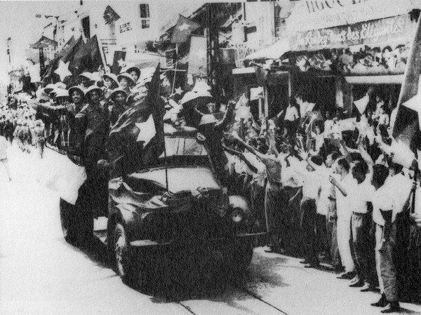 Ngay trong ngày quân đội Pháp rút ra khỏi Hà Nội (10 tháng Mười 1954), quân đội Việt Minh đã tiến vào thành phố.