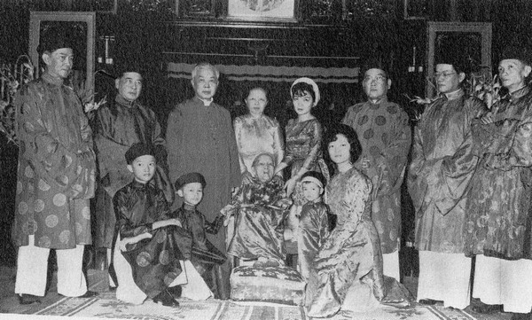 Tổng thống Ngô Đình Diệm (thứ hai từ trái sang) và gia đình ở Sài Gòn năm 1963.