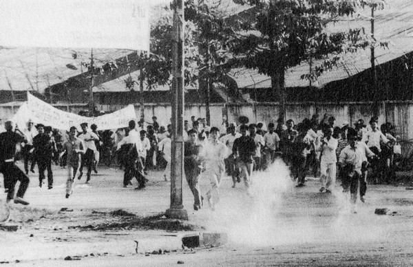 Từ tháng Ba cho tới tháng Sáu 1966 đã xảy ra nhiều cuộc bạo loạn Phạt giáo ở Huế và Đà Nẵng. 180 người chết và hơn 700 người bị thương trong thời gian đó.
