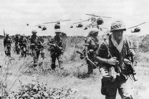 Một đơn vị lính bộ binh Mỹ đang tiến quân với sự hỗ trợ của trực thăng, tháng Mười 1965