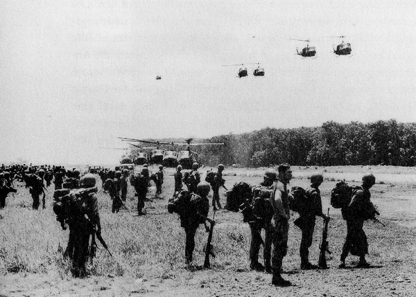 Hè 1972: quân lính Nam Việt Nam đang chờ trực thăng Mỹ chở ra chiến trường