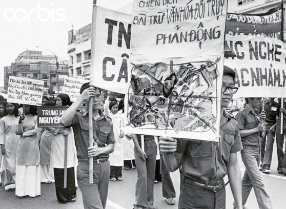 Sài Gòn, 29 tháng Năm 1975, học sinh sinh viên biểu tình chống "văn hóa đồi trụy phản động" như là một phần của chiến dịch đốt sách ở Nam Việt Nam. Ước tính có hàng chục ngàn quyển sách và băng thu đã bị đốt cháy kể từ khi chiến dịch bắt đầu vao ngày 21 tháng Năm. Tất cả các nhà sách đều bị đóng cửa bởi sắc lệnh cấm bán sách và băng ghi được sản xuất trong thời gian của chế độ cũ.