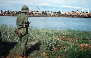 Ngày 30-4-1972 Bắc Việt mở cuộc tổng tấn công mùa xuân vượt qua vùng phi quân sự và sông Bến Hải. Sau 5 tháng giao tranh ác liệt, quân BV đã chiếm được vùng phía bắc sông Thạch Hãn thuộc tỉnh Quảng Trị. Giới tuyến tạm thời giữa hai miền Nam Bắc từ đây không còn là sông Bến Hải, mà là con sông Thạch Hãn này. Sau khi Hiệp định Paris được ký kết ngày 27-1-1973, nhiều tù binh của phía BV đã được Nam Việt trao trả qua con sông này.