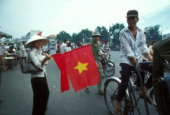 Bán cờ ở Sài Gòn, tháng Năm 1975