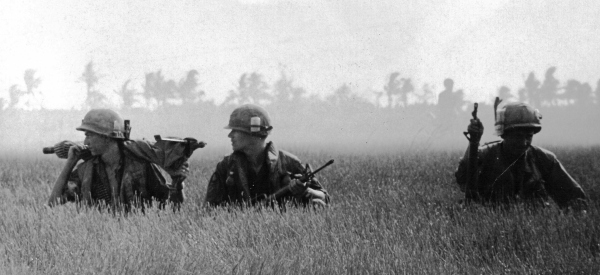 Lính Mỹ đang chờ trực thăng vận ở phía nam Sài Gòn, tháng Ba 1969