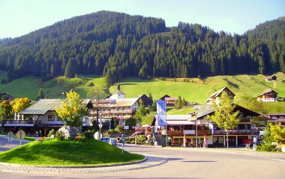 Thị trấn Baad trong Thung lũng Kleinwalser (Kleinwalsertal)