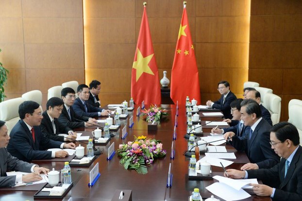 ộ trưởng Ngoại giao Trung Quốc Vương Nghị và Bộ trưởng Ngoại giao Việt Nam Phạm Bình Minh trong một cuộc họp tại Bộ Ngoại giao Bắc Kinh vào ngày 18 tháng 4 năm 2017.