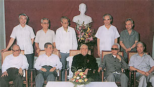 Hàng ngồi từ trái sang: Ông Võ Chí Công, Nguyễn Văn Linh, Lê Đức Thọ, Phạm Văn Đồng, Đỗ Mười.