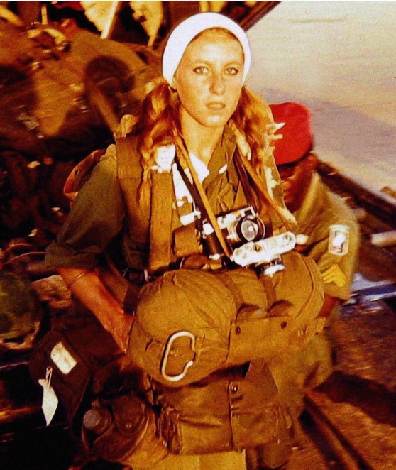 Nữ phóng viên Catherine Leroy đang chuẩn bị nhảy dù cùng với Lữ đoàn Dù 173 trong chiến dịch Junction City.