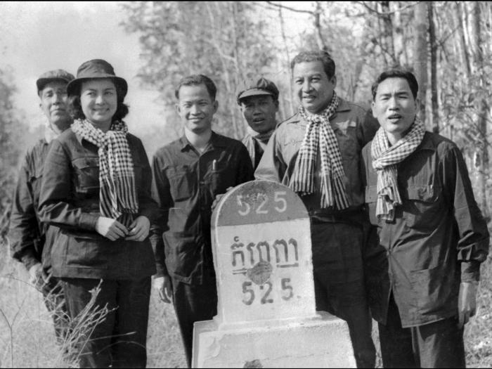 Sihanou (thứ hai từ bên  phải) và Khieu Samphan (thứ ba từ bên trái) đứng cạnh một cột mốc