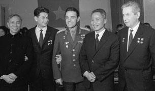 Từ trái sang: Thành viên của Bộ Chính trị Đảng Lao Động Việt Nam Lê Đức Thọ, phi hành gia Boris Yegorov, phi hành gia Vladimir Komarov, Thủ tướng Việt Nam Phạm Văn Đồng, và phi hành gia Konstantin Feokistov tại Nga ngày 01/1/1964 
