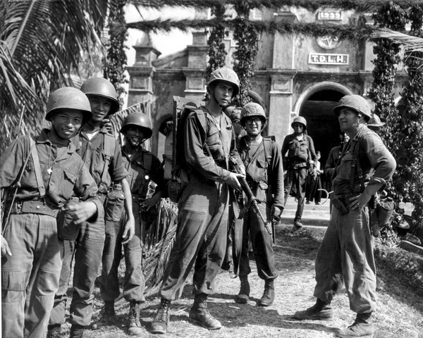 Lính TQLC của Đại đội E, Tiểu đoàn 2 với quân nhân của QLVNCH trong một lúc tạm nghỉ tuần tra gần Đà Nẵng năm 1965. 